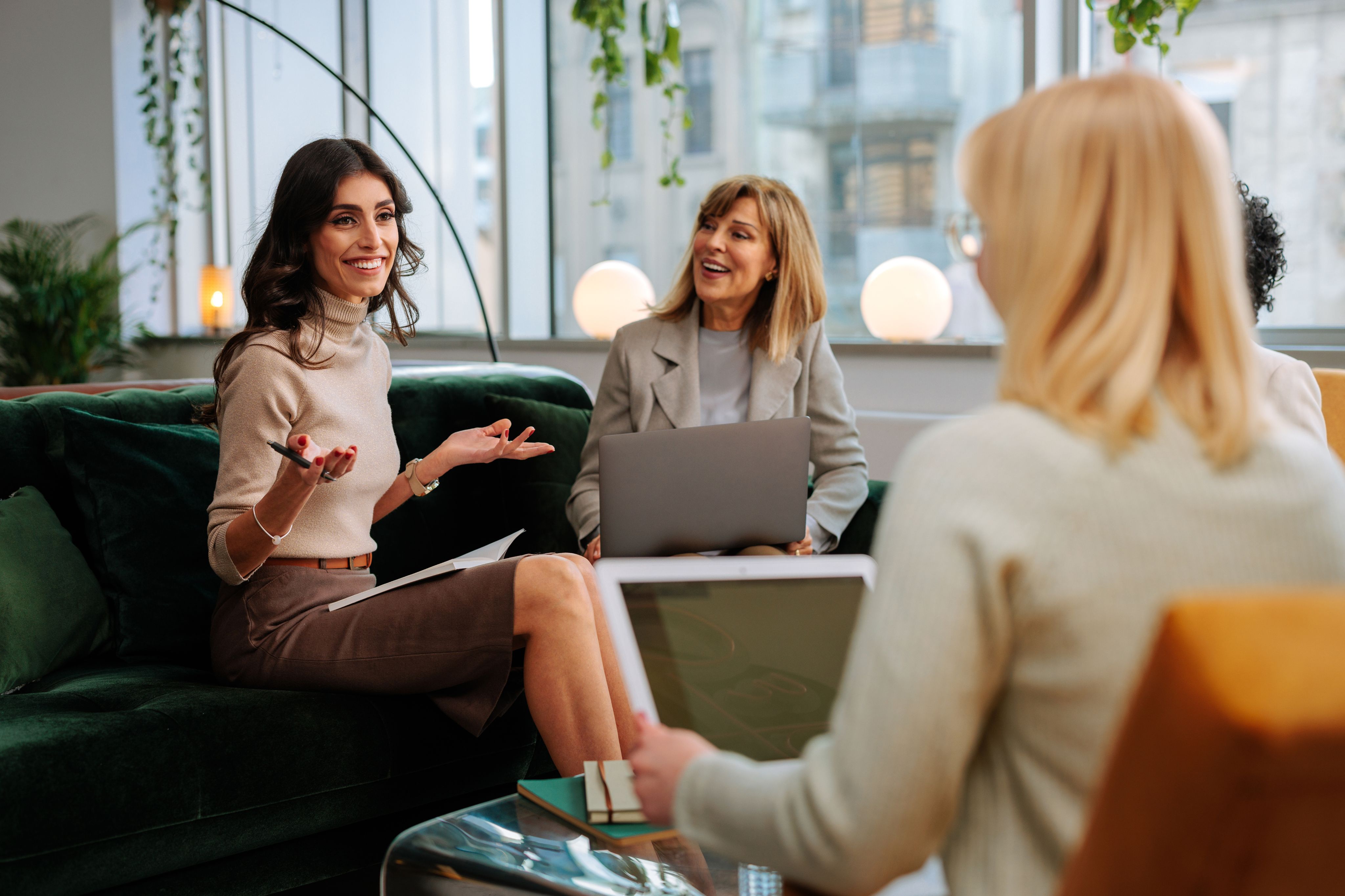 Smilende kolleger i et moderne kontormiljø som fremmer samarbeid og en positiv arbeidskultur